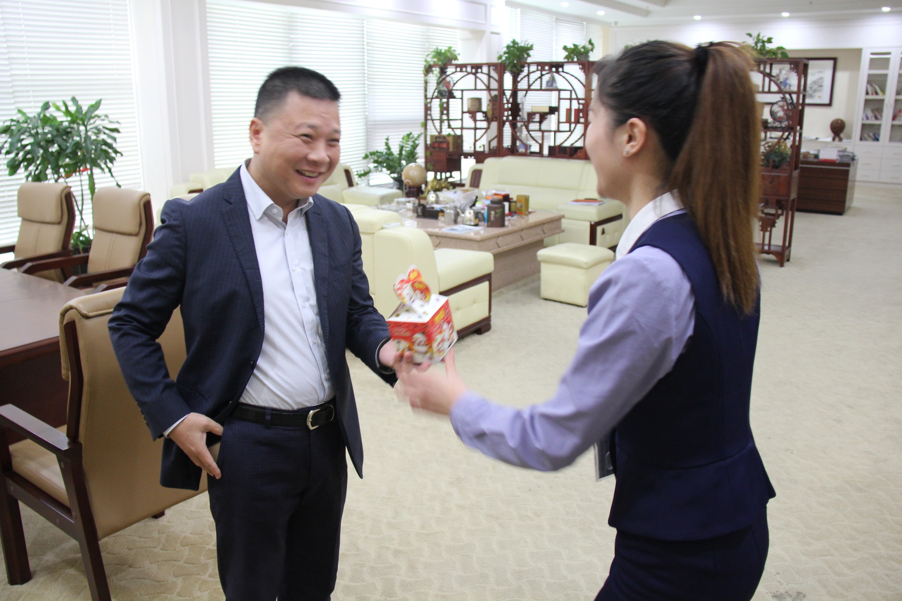 圣悅詩(shī)國(guó)際輕奢美妝為公司員工送平安祝福！